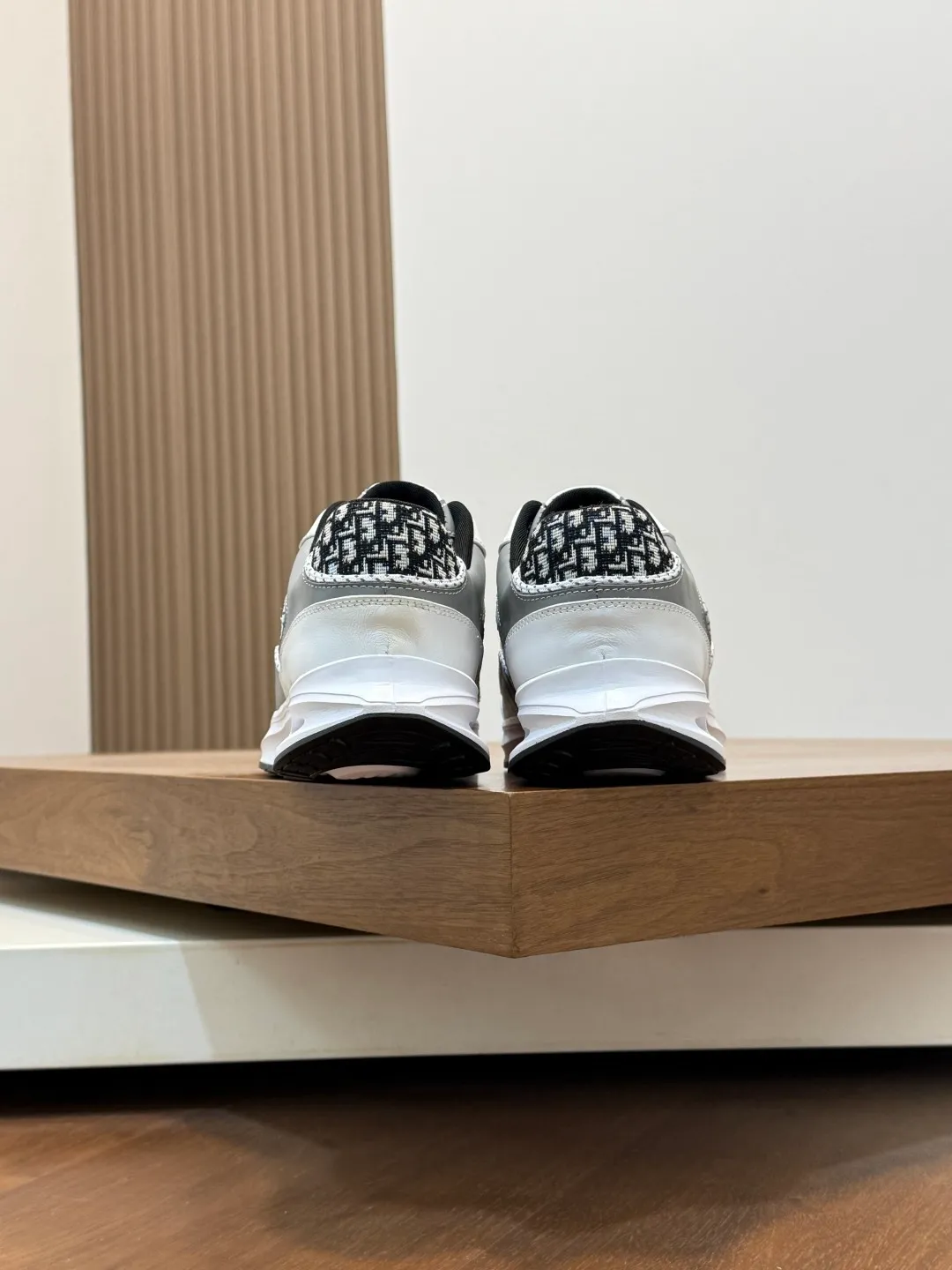 💰800 Dior's latest men's fashion sneakers. This item draws inspiration from retro jogging shoes. Featuring a thick, low-top design, it features a mesh fabric upper and an ultra-light rubber foam sole. The side is decorated with an embossed "Di~r" logo. Code number: 39-44 (order 38, 45, 46)